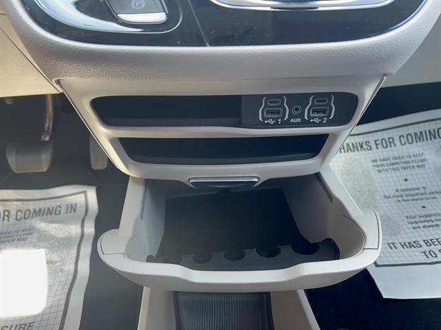 Used 2024 Chrysler Pacifica Touring-L FWD image 27