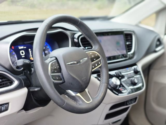 Used 2023 Chrysler Pacifica Touring-L image 12