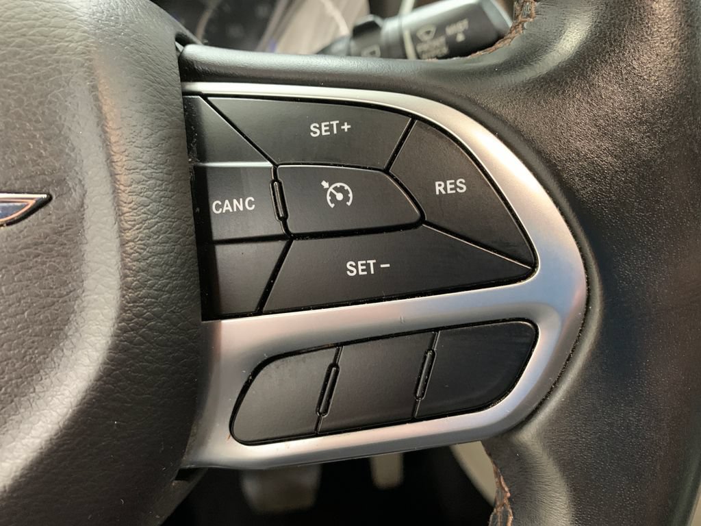 Used 2018 Chrysler Pacifica Touring-L FWD image 26