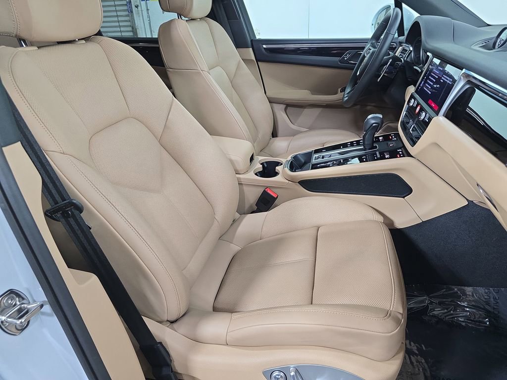 Certified 2025 Porsche Macan AWD/4WD image 27