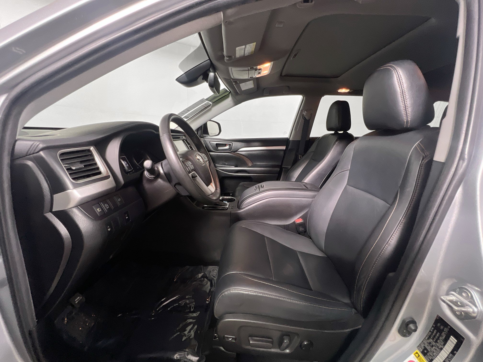 Used 2019 Toyota Highlander XLE FWD image 15