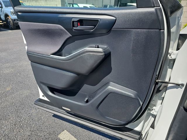 Used 2024 Toyota Highlander LE FWD image 31