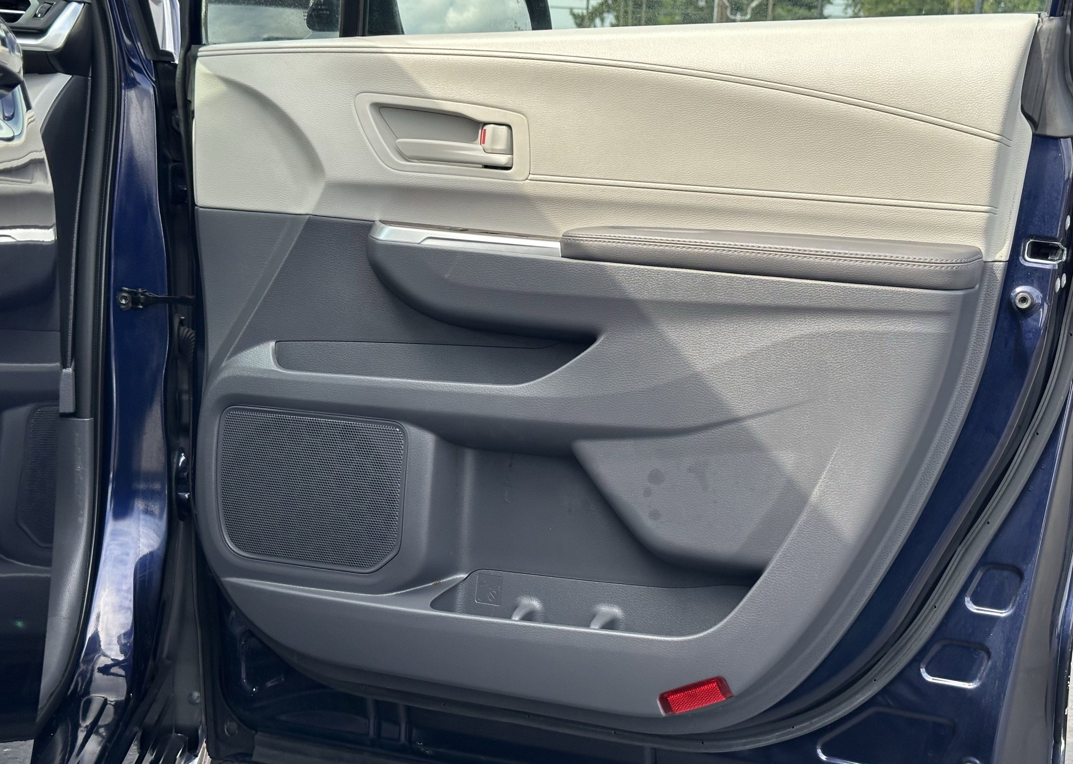 Used 2023 Toyota Sienna LE image 11