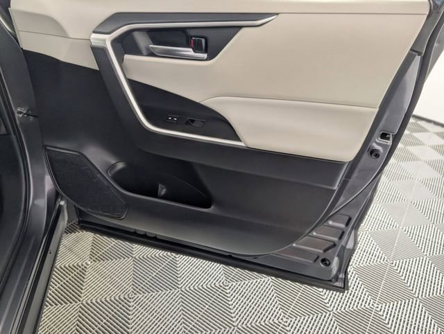 Used 2020 Toyota RAV4 XLE FWD image 31