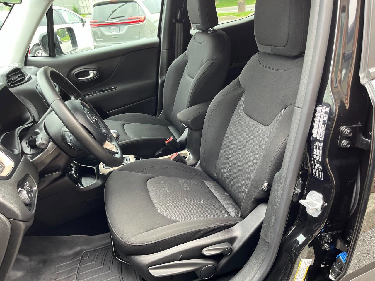 Used 2015 Jeep Renegade Latitude image 8