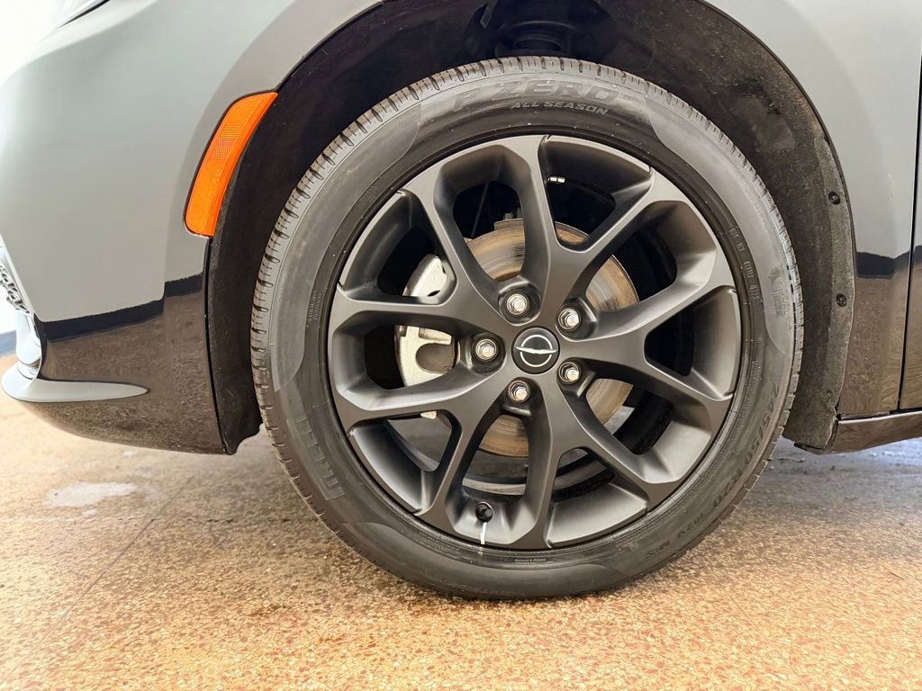 Used 2025 Chrysler Pacifica Limited FWD image 24