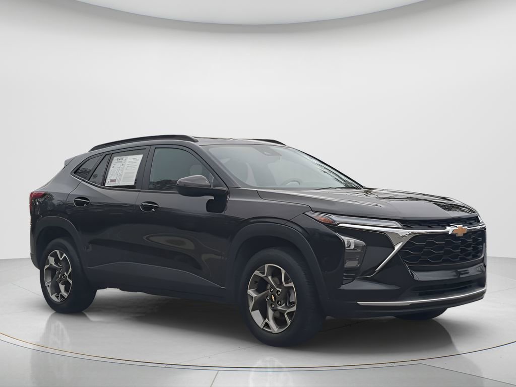 Used 2025 Chevrolet Trax LT w/ LT Convenience Package image 3