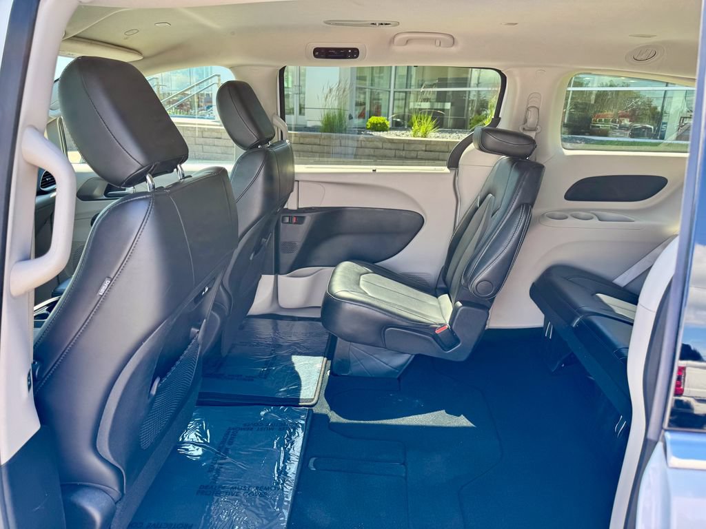 Used 2024 Chrysler Pacifica Touring-L FWD image 13