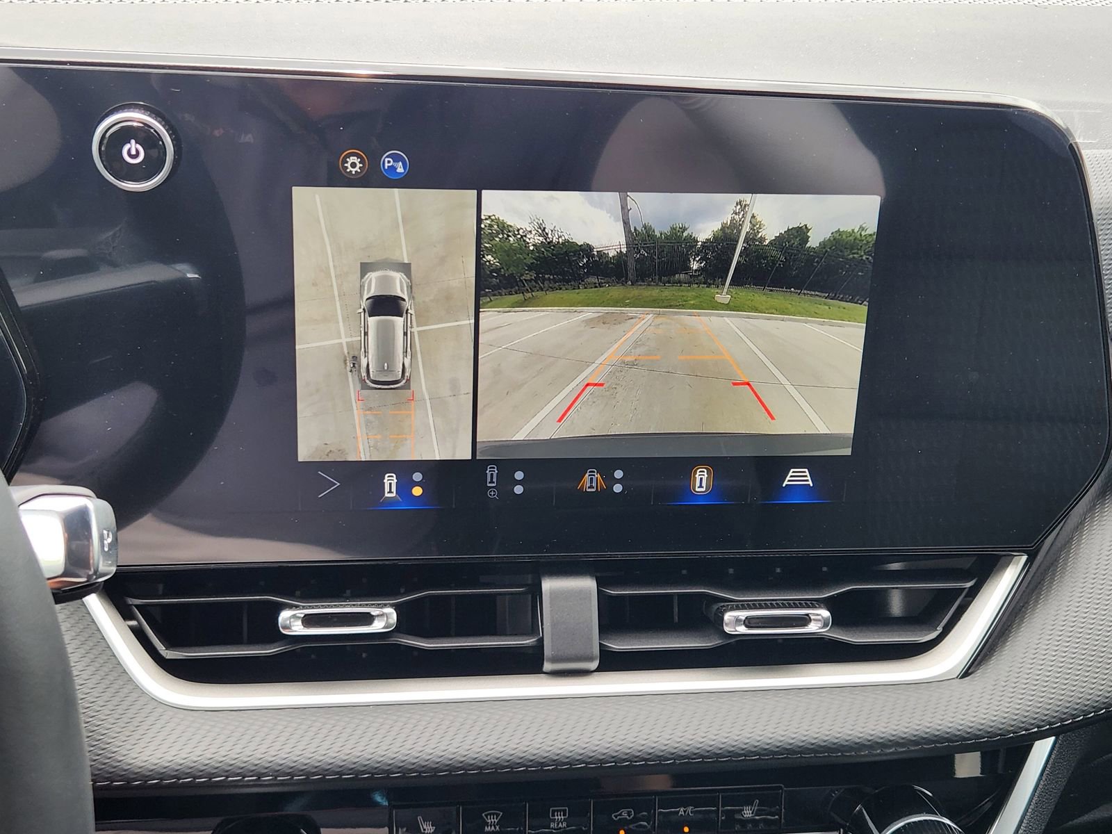 New 2026 Chevrolet Equinox LT w/ Safety and Technology Package FWD image 17