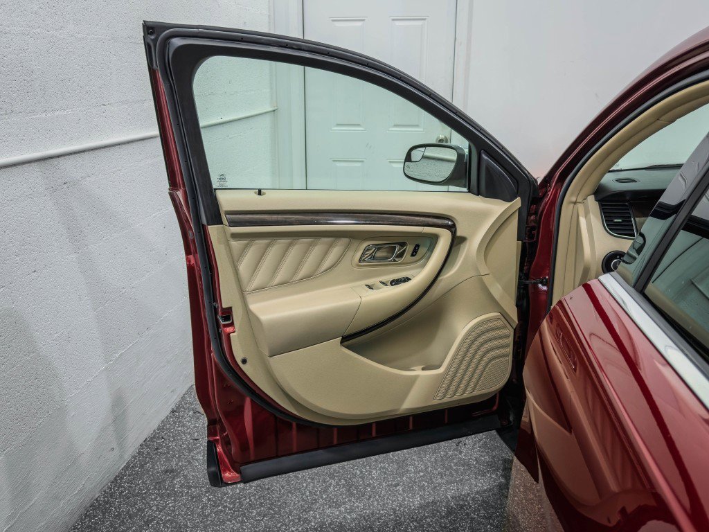 Used 2016 Ford Taurus Limited image 12