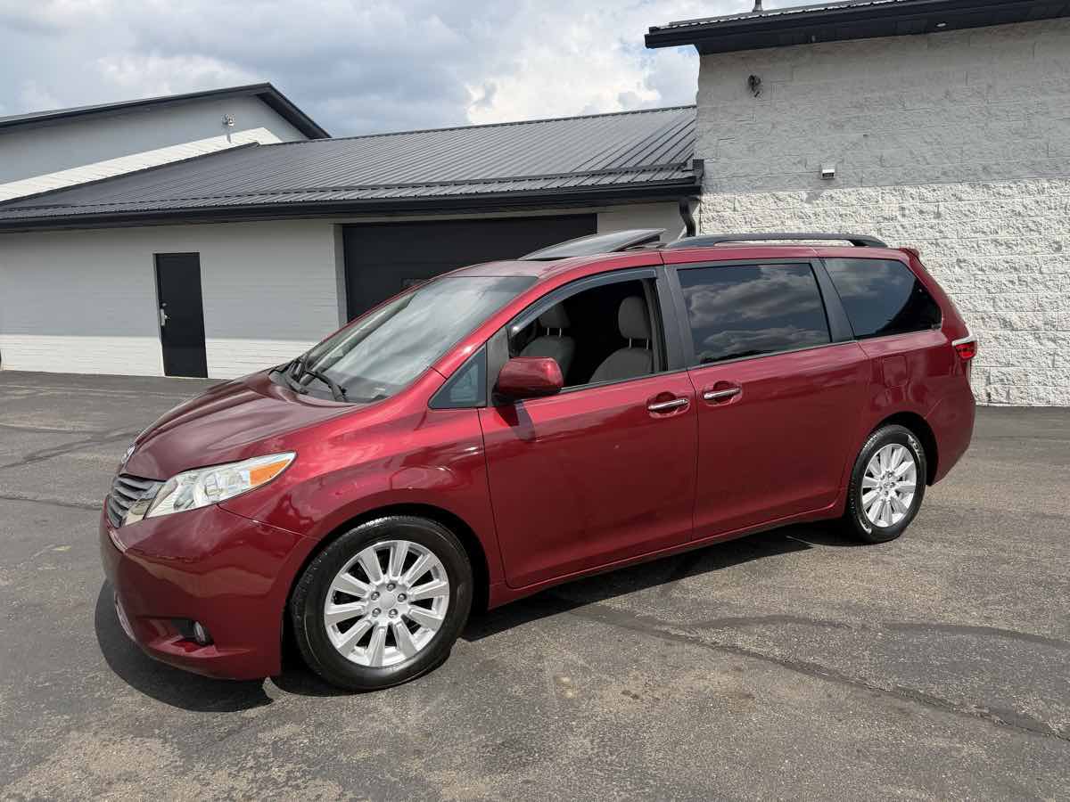 Used 2017 Toyota Sienna XLE AWD/4WD image 2