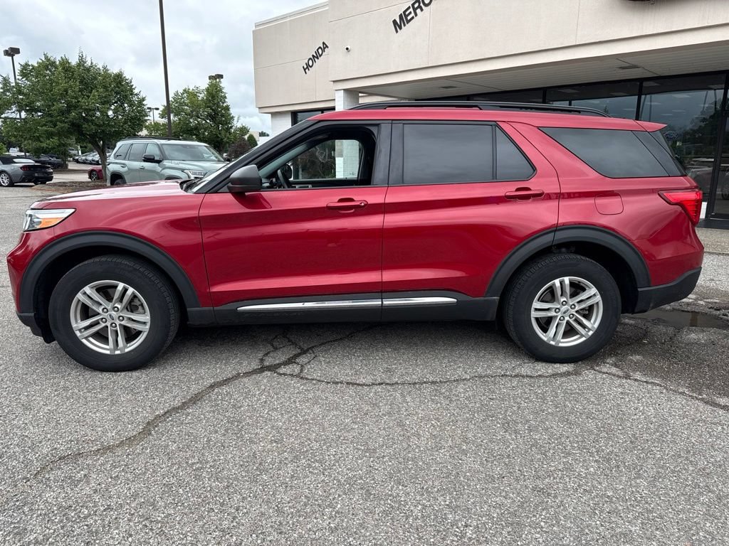 Used 2024 Ford Explorer XLT w/ Equipment Group 202A AWD/4WD image 9