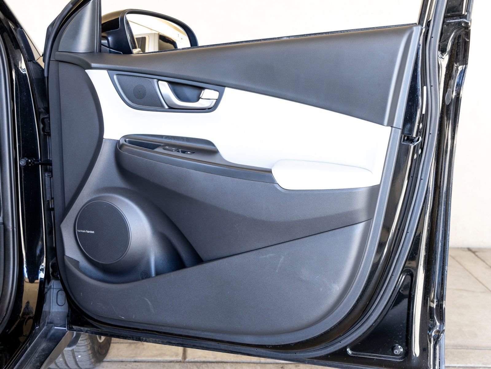 Used 2023 Hyundai Kona Limited image 25