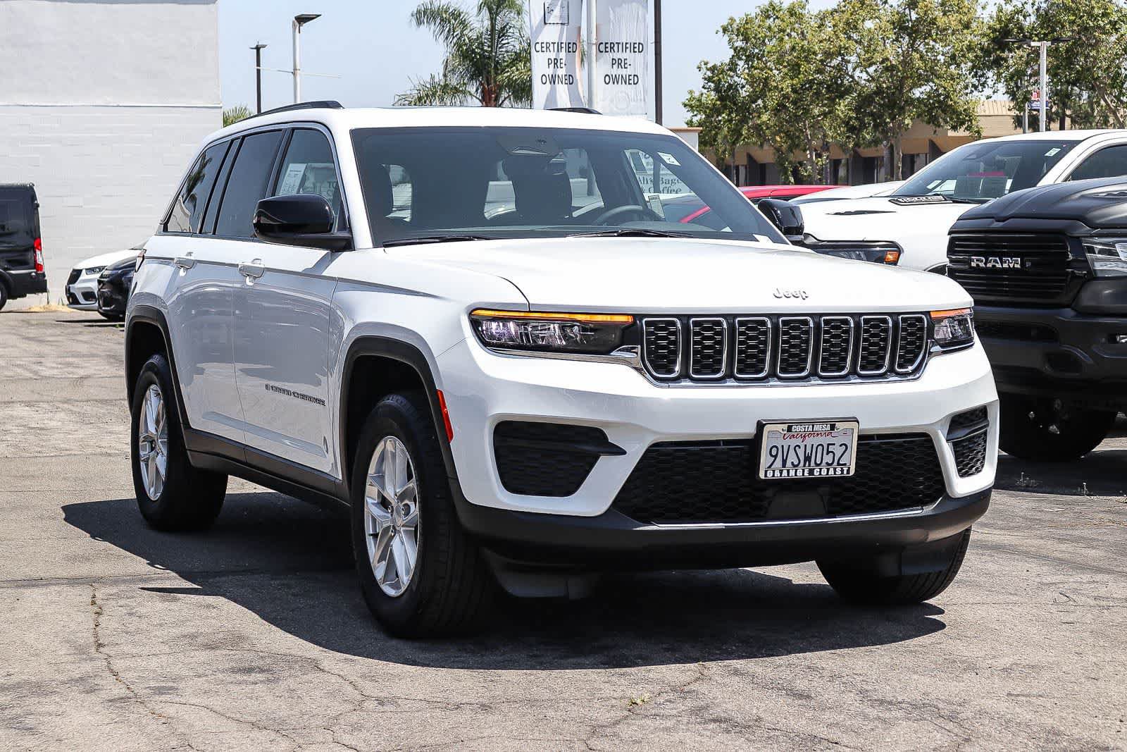 Used 2025 Jeep Grand Cherokee Laredo X RWD image 3