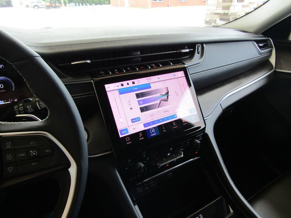 Used 2023 Jeep Grand Cherokee L Limited AWD/4WD image 30