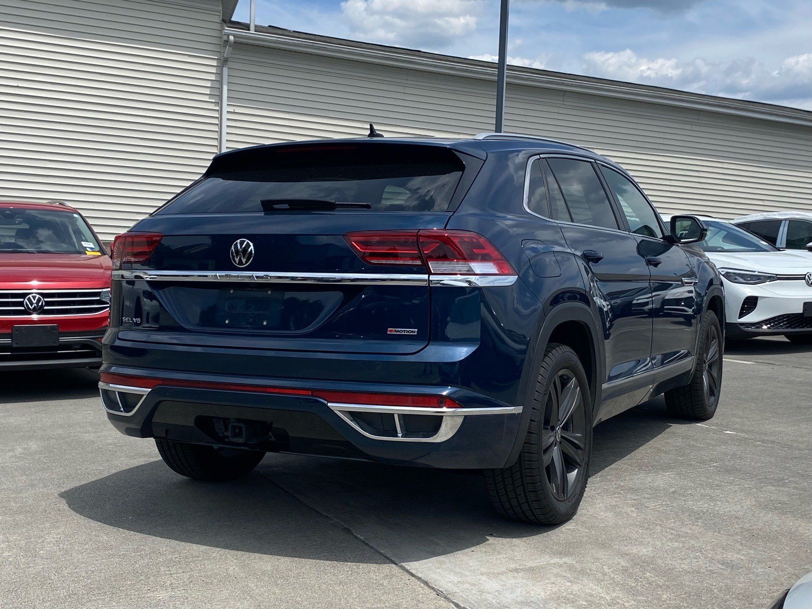 Certified 2022 Volkswagen Atlas Cross Sport SEL R-Line AWD/4WD image 3