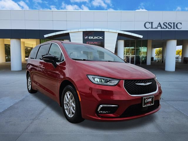 Used 2025 Chrysler Pacifica Select