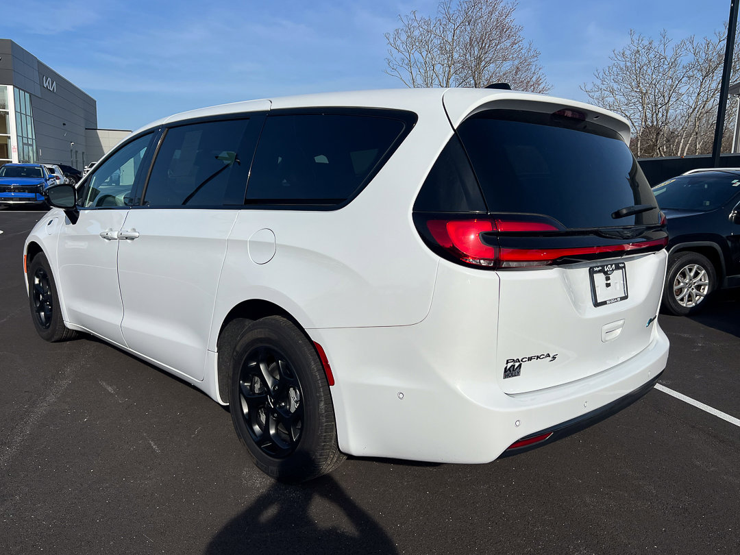 Used 2024 Chrysler Pacifica Limited image 3