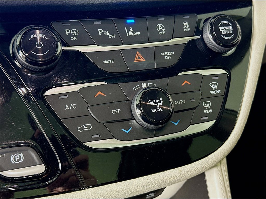 Used 2022 Chrysler Pacifica Limited w/ Uconnect Theater Family Group image 18