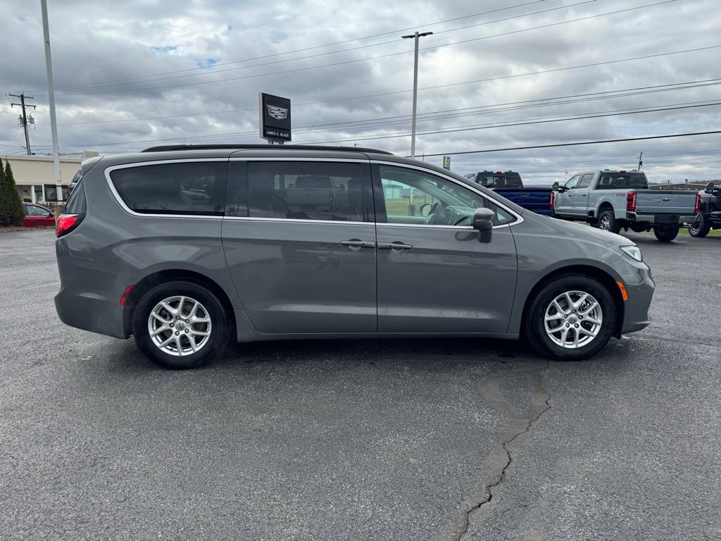 Used 2022 Chrysler Pacifica Touring-L image 9