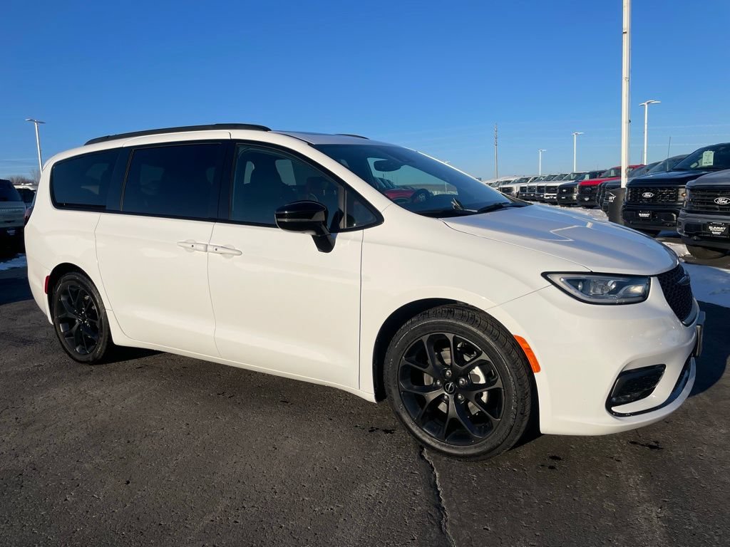 Used 2025 Chrysler Pacifica Limited FWD image 2
