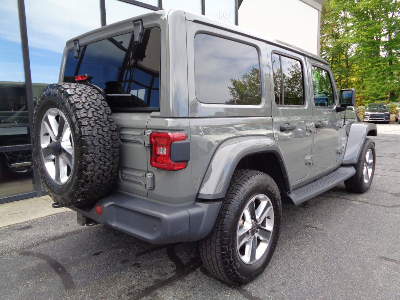 Used 2019 Jeep Wrangler Unlimited Sahara w/ Dual Top Group AWD/4WD image 5
