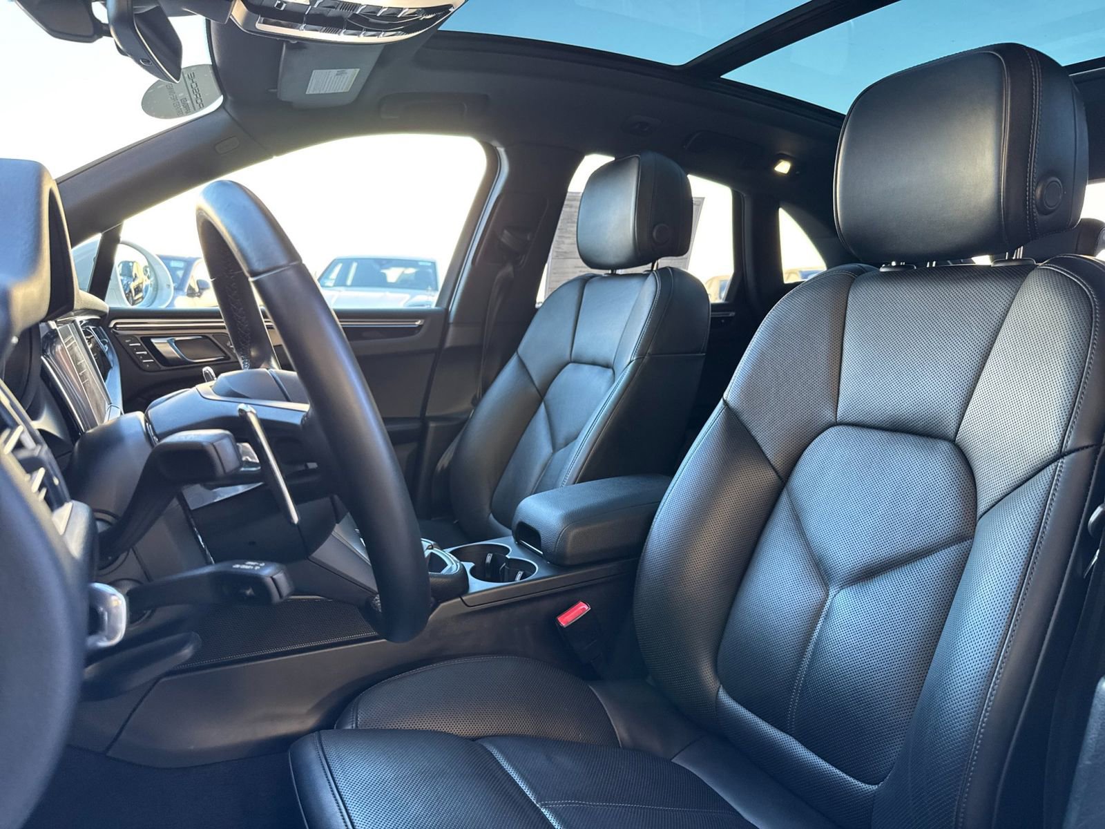 Certified 2024 Porsche Macan S AWD/4WD image 5