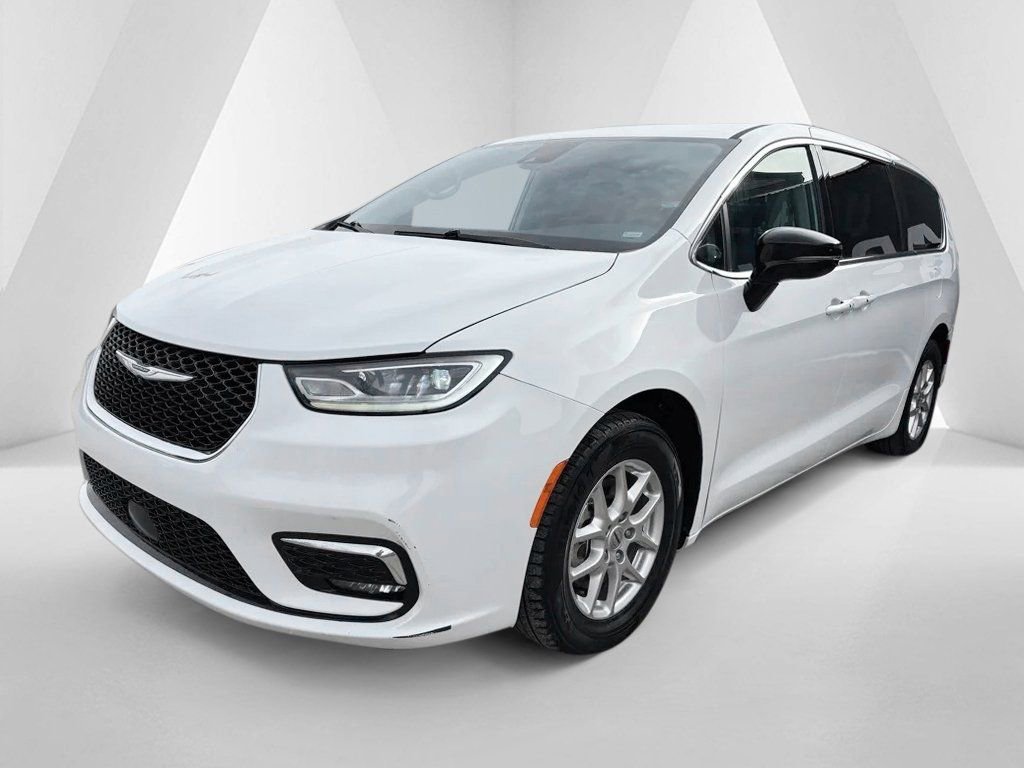 Used 2024 Chrysler Pacifica Touring-L image 3