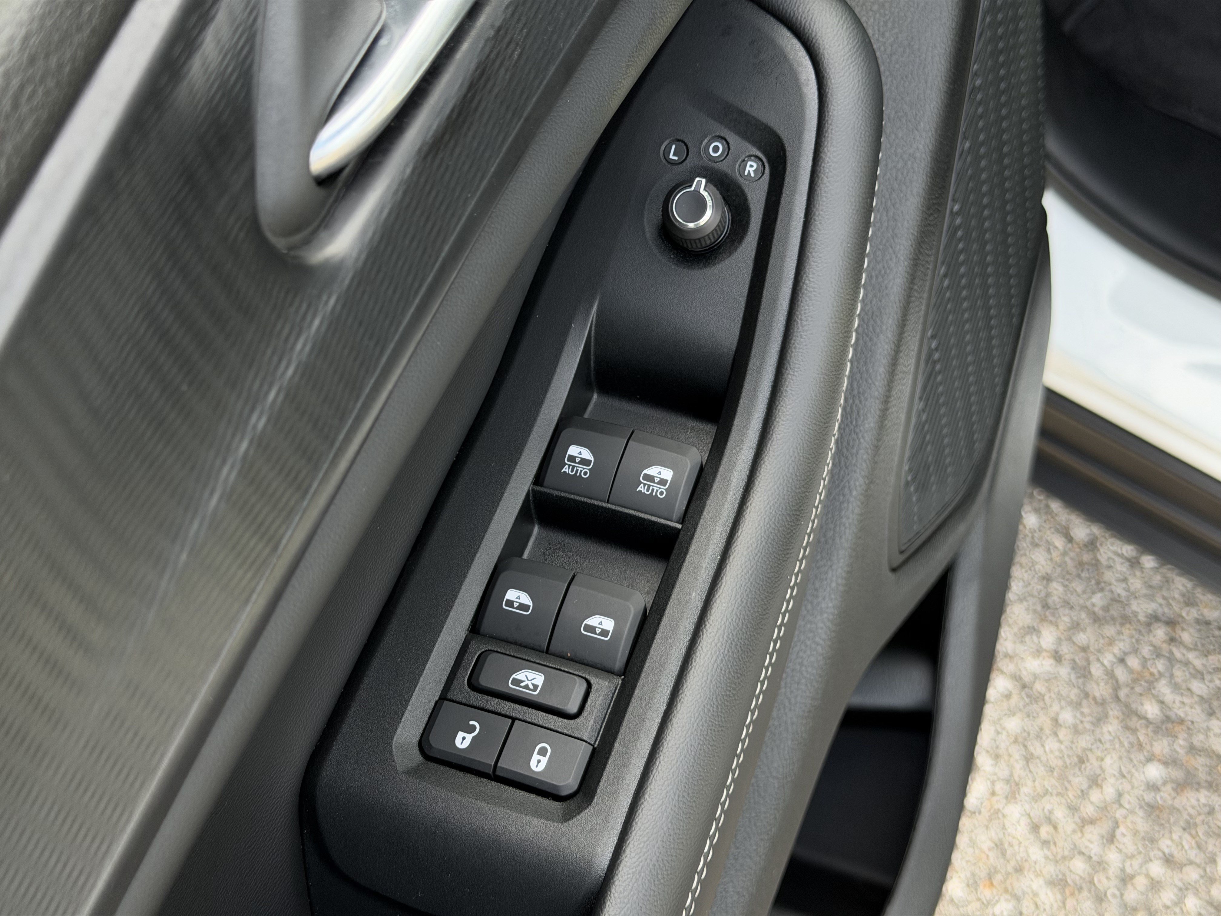 Used 2025 Jeep Grand Cherokee Laredo w/ Luxury Tech Group I RWD image 15