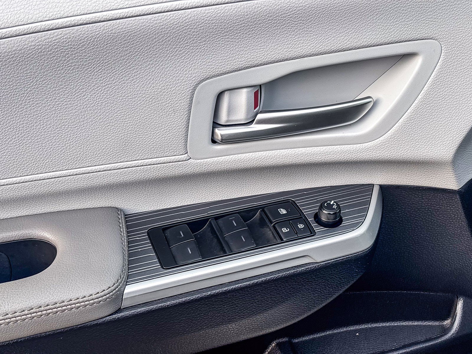 Used 2025 Toyota Sienna XLE image 23