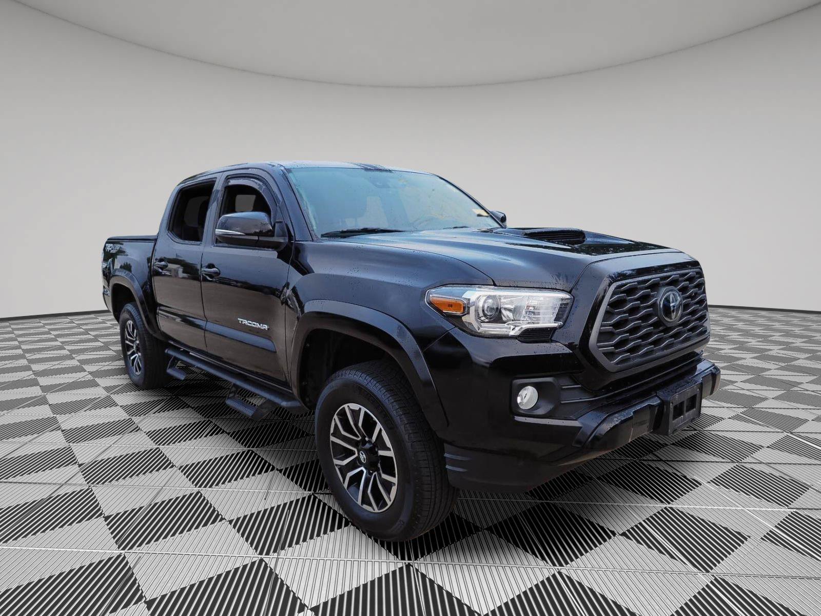 Used 2020 Toyota Tacoma TRD Sport AWD/4WD image 3