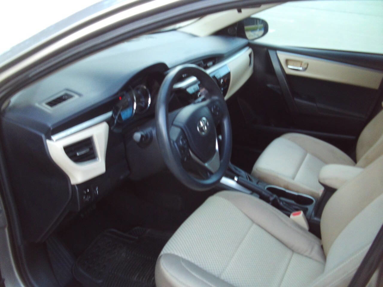 Used 2015 Toyota Corolla LE image 16