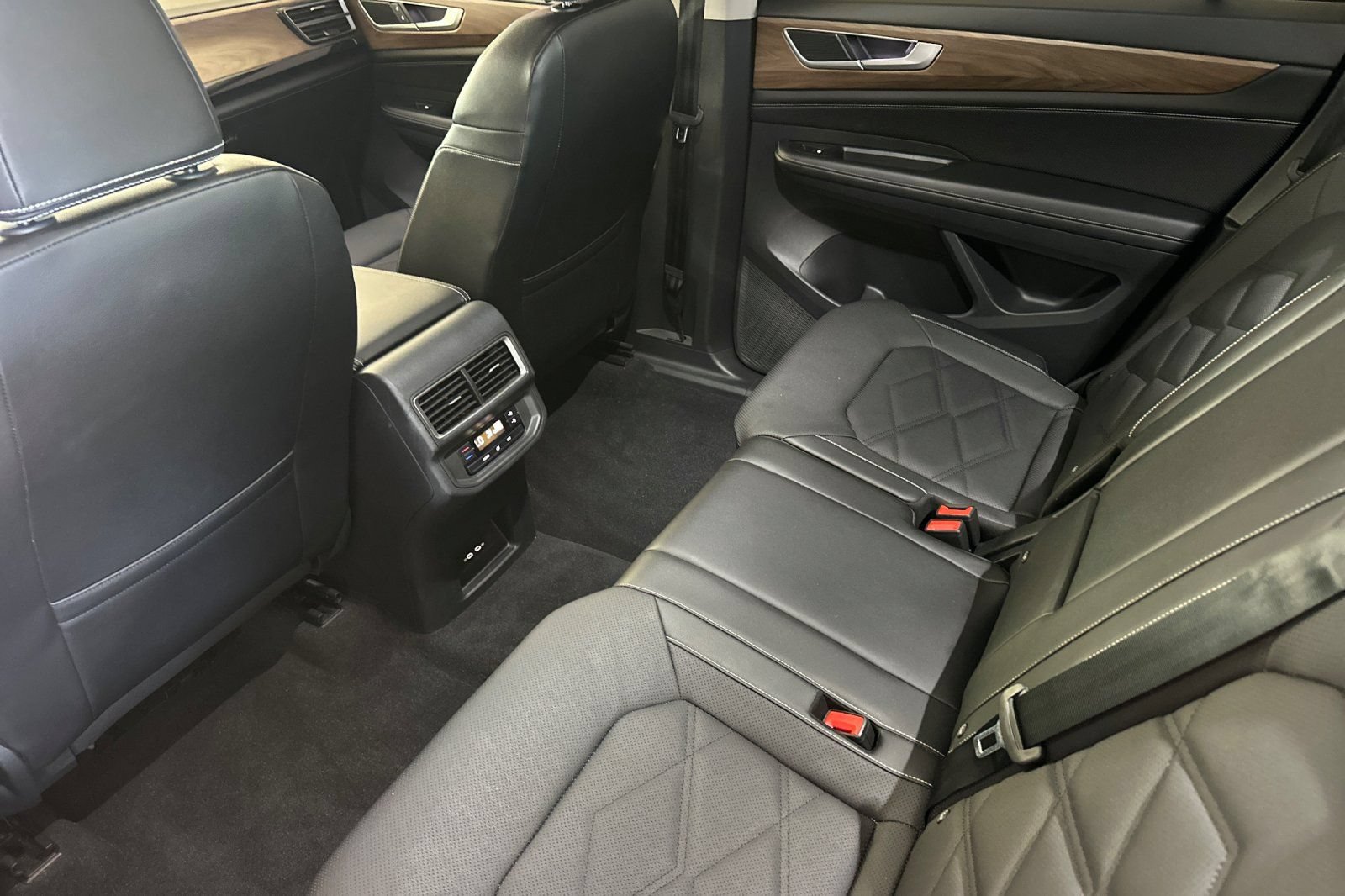 Used 2024 Volkswagen Atlas SE FWD image 12