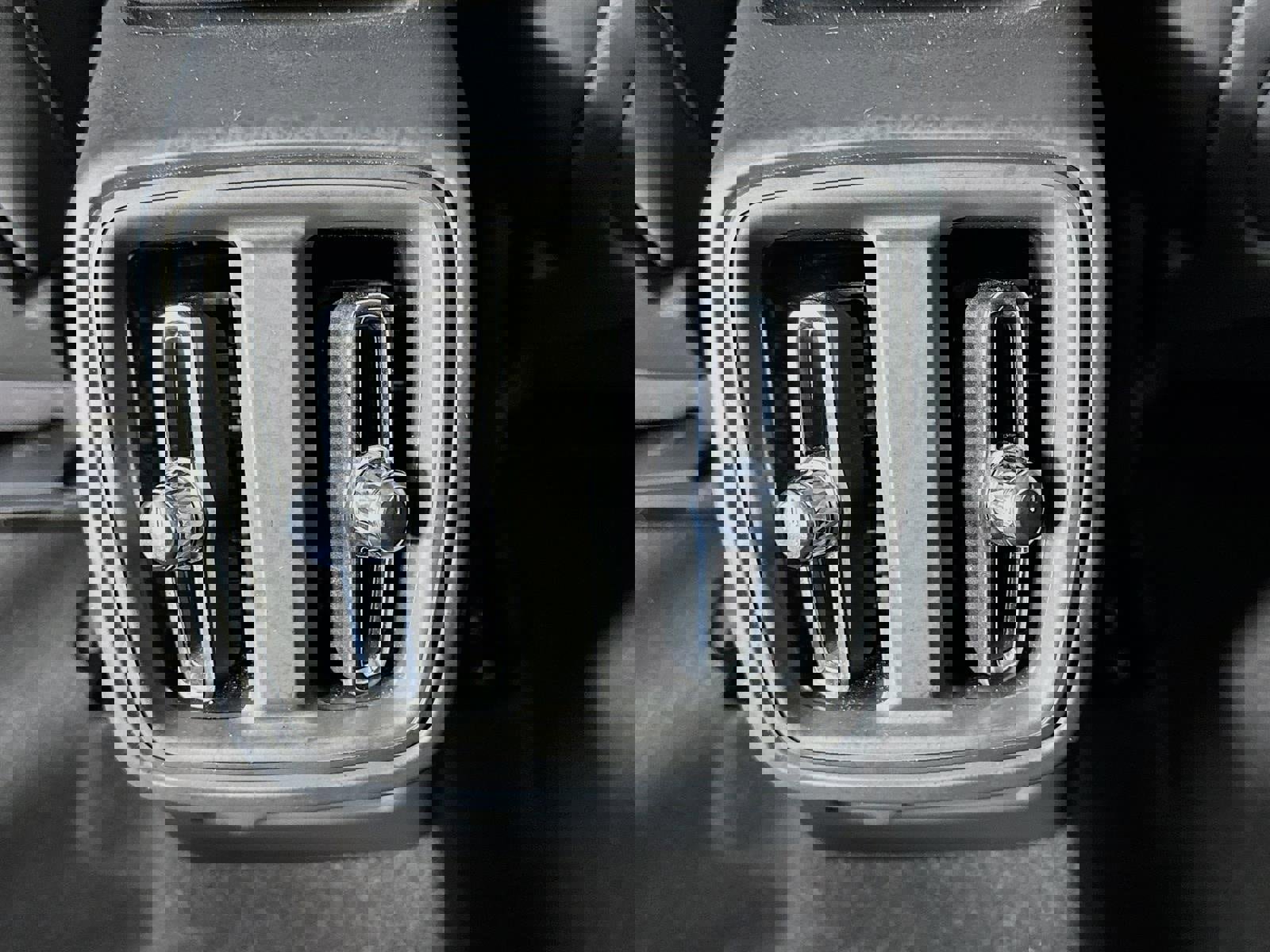 Used 2023 Volvo XC40 B5 Plus w/ Climate Package AWD/4WD image 27