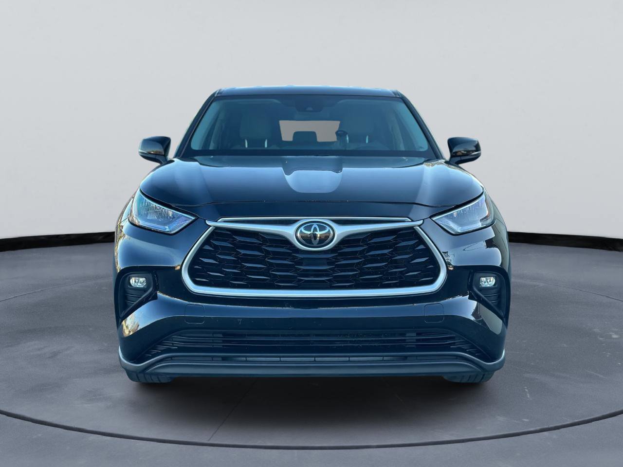 Used 2020 Toyota Highlander LE FWD image 2