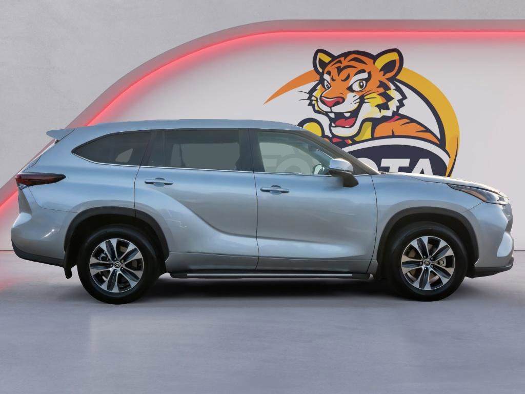 Used 2024 Toyota Highlander XLE FWD image 4