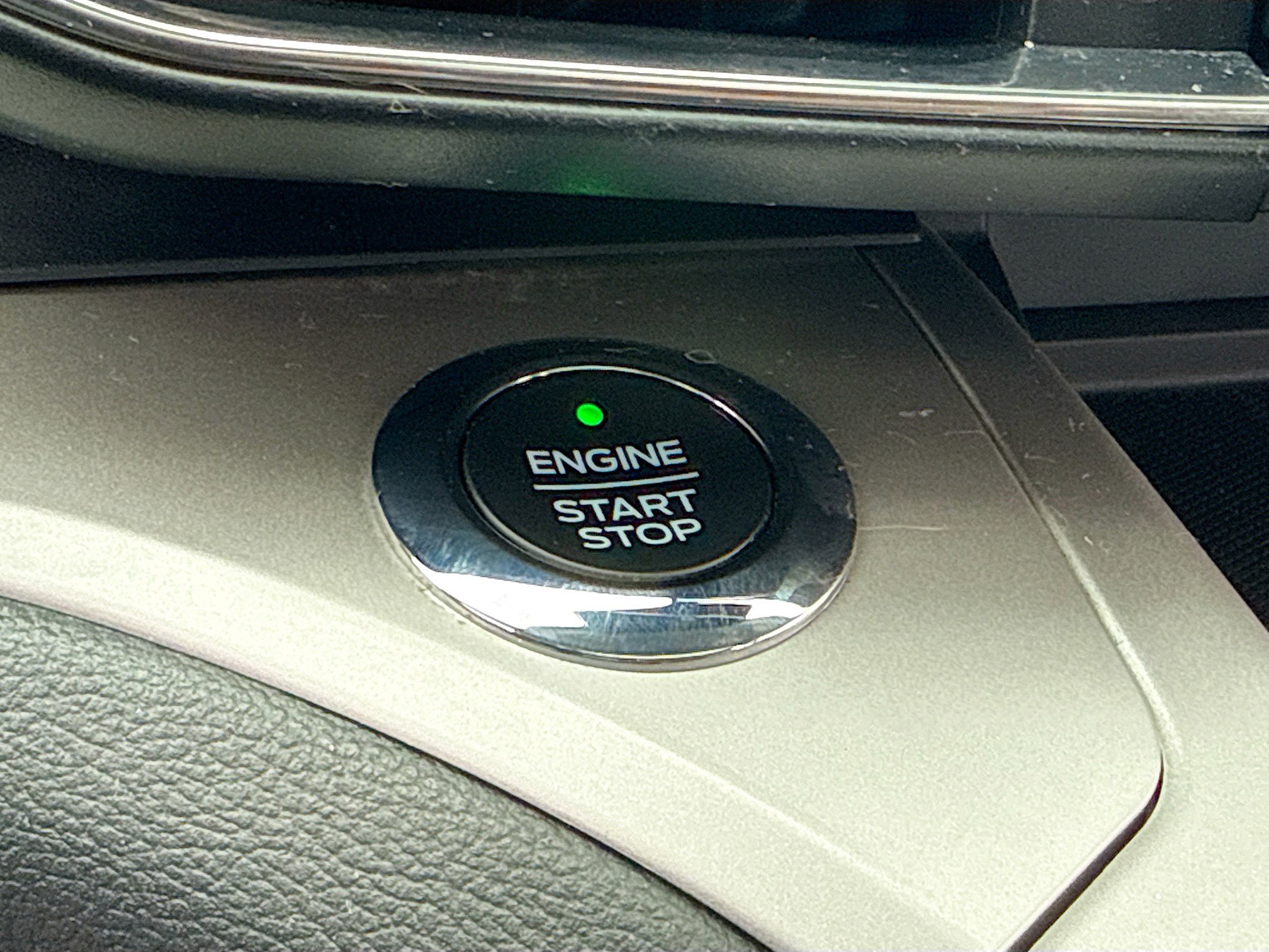 Used 2020 Ford Explorer XLT w/ Equipment Group 202A AWD/4WD image 9