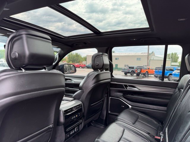 Used 2024 Jeep Wagoneer Series II AWD/4WD image 35