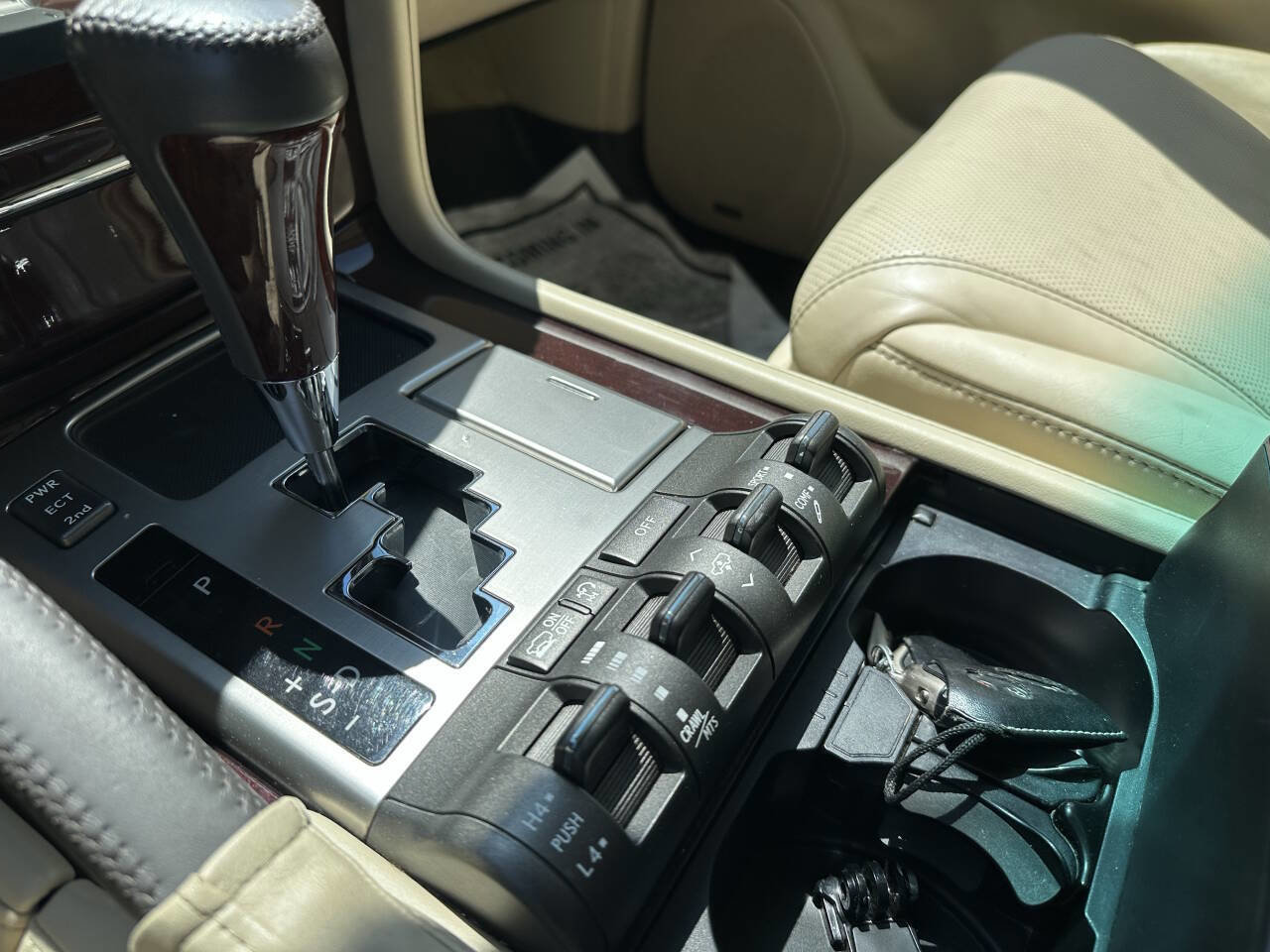 Used 2013 Lexus LX 570 4WD w/ Luxury Pkg image 16