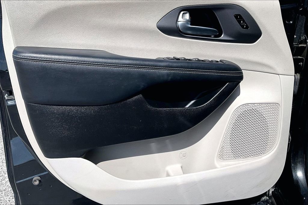Used 2023 Chrysler Pacifica Touring-L image 21