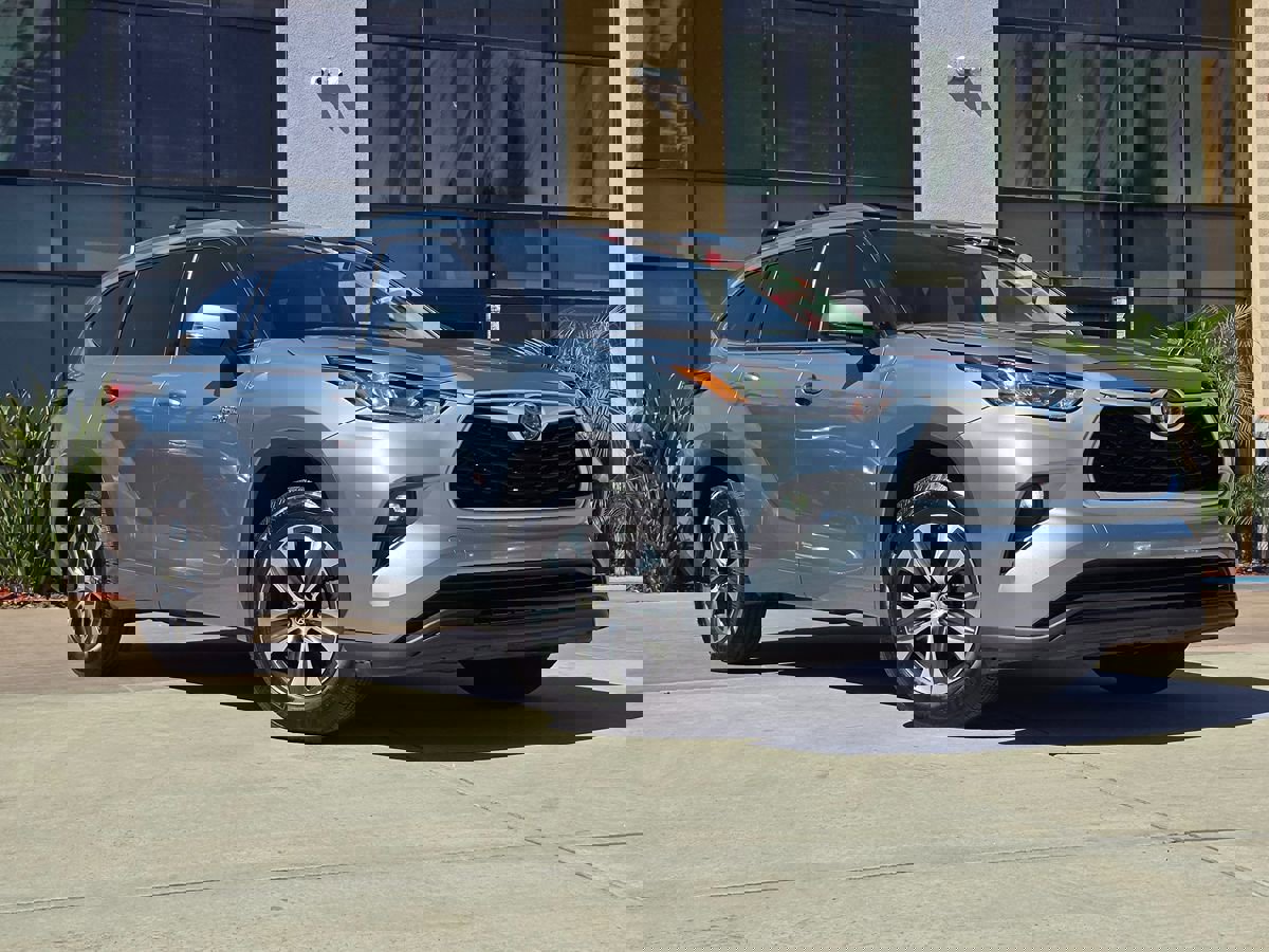 Used 2020 Toyota Highlander XLE image 3