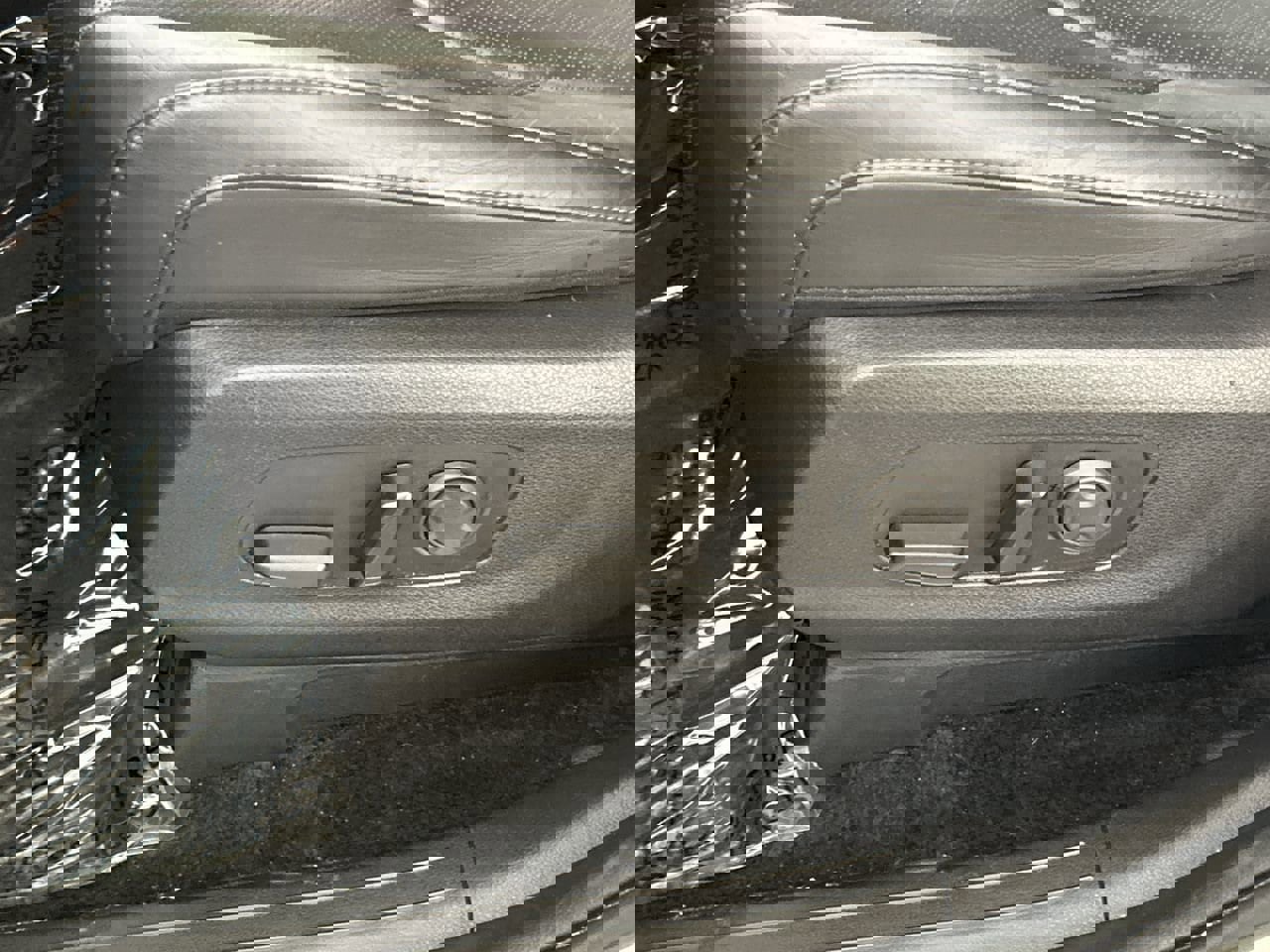 Used 2025 Kia Carnival EX image 19