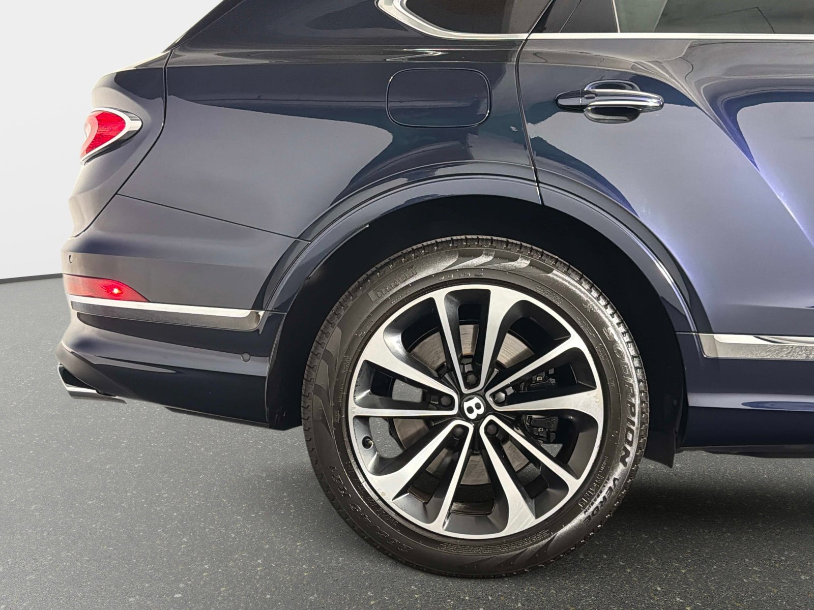 Used 2024 Bentley Bentayga AWD/4WD image 18