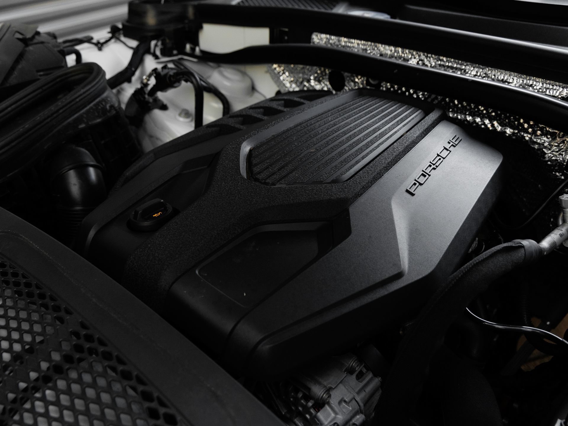 Certified 2025 Porsche Macan Turbo AWD/4WD image 40