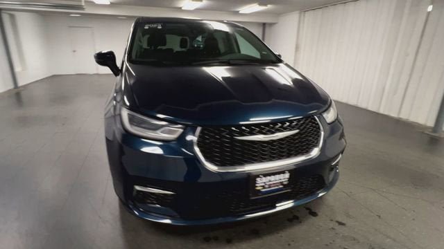 Used 2023 Chrysler Pacifica Touring-L FWD image 3