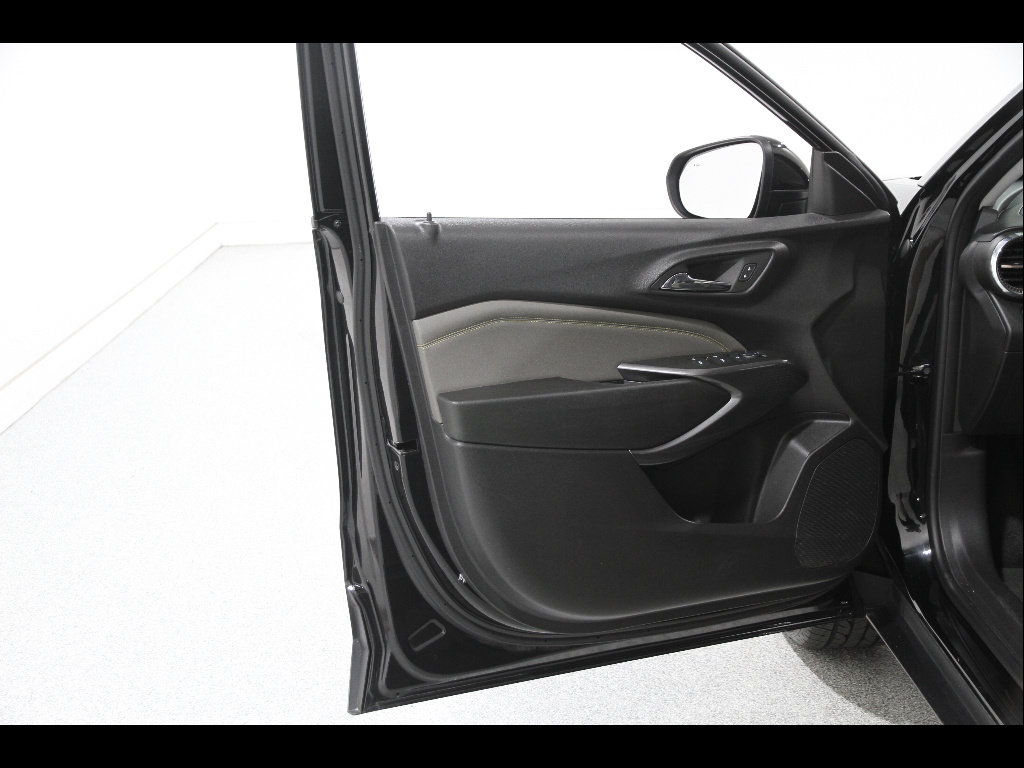 Certified 2024 Chevrolet Trax ACTIV w/ Driver Confidence Package FWD image 4