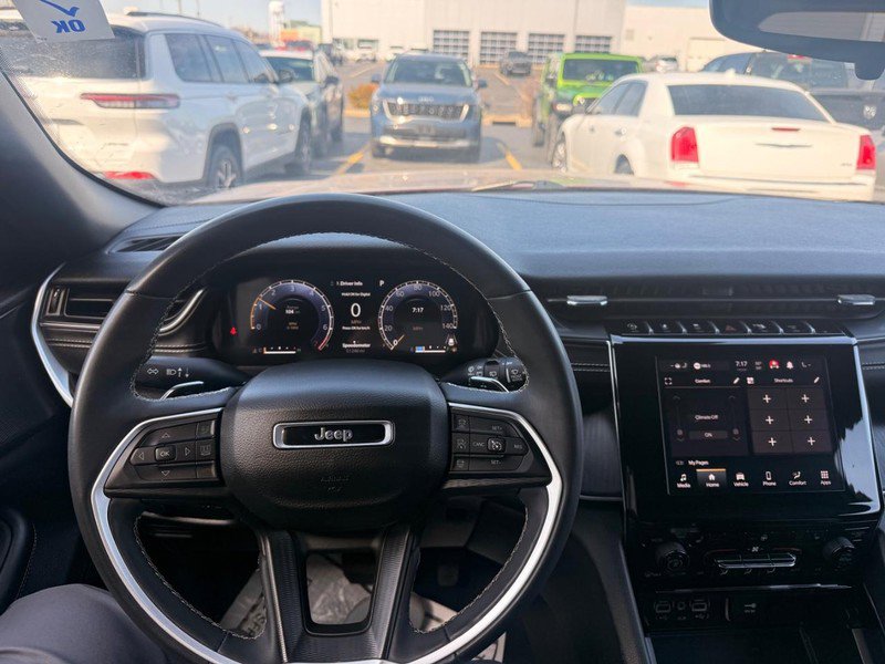 Used 2023 Jeep Grand Cherokee Altitude image 11