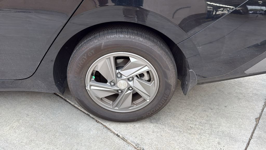 Used 2025 Hyundai Elantra SE image 9