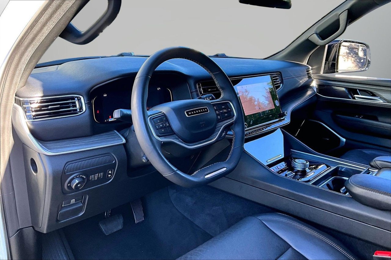 Certified 2024 Jeep Wagoneer L Series II w/ Flexible Seating Group AWD/4WD image 18