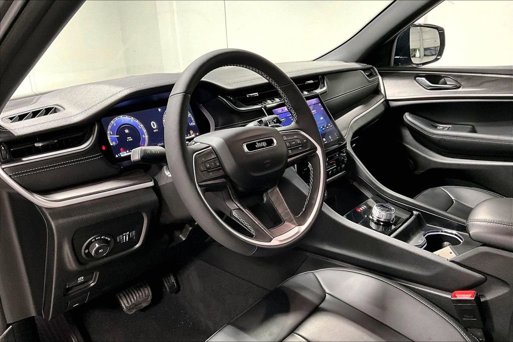 Used 2025 Jeep Grand Cherokee Limited image 16